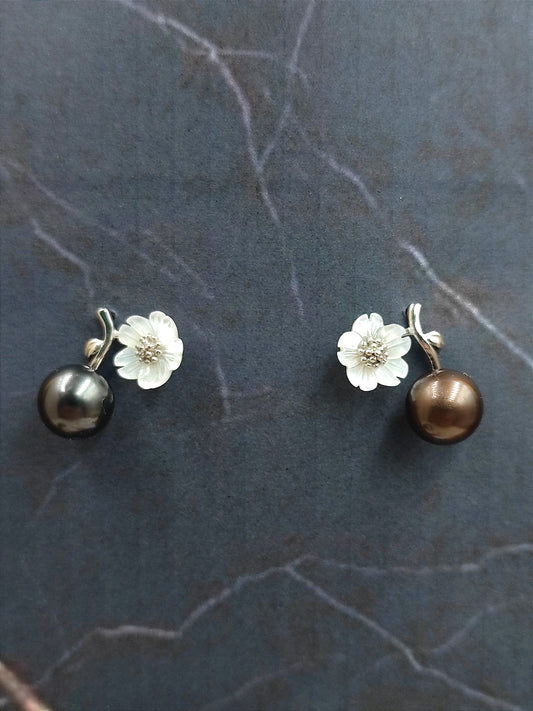 Boucles d'oreilles Fleurs en argent et leurs Perles de Tahiti.